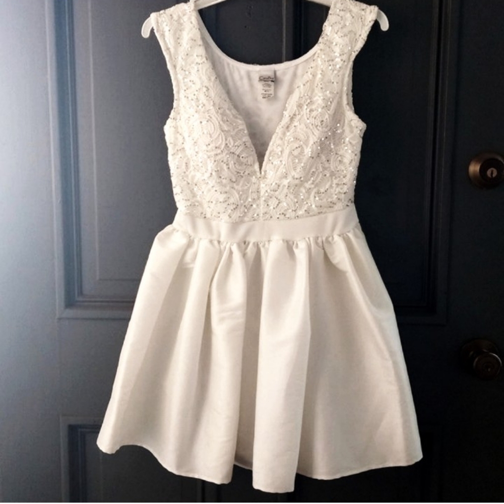 HOST PICK 🤍 #77 White Sequin Fit & Flare Short Princess Dress - Picture 3 of 4